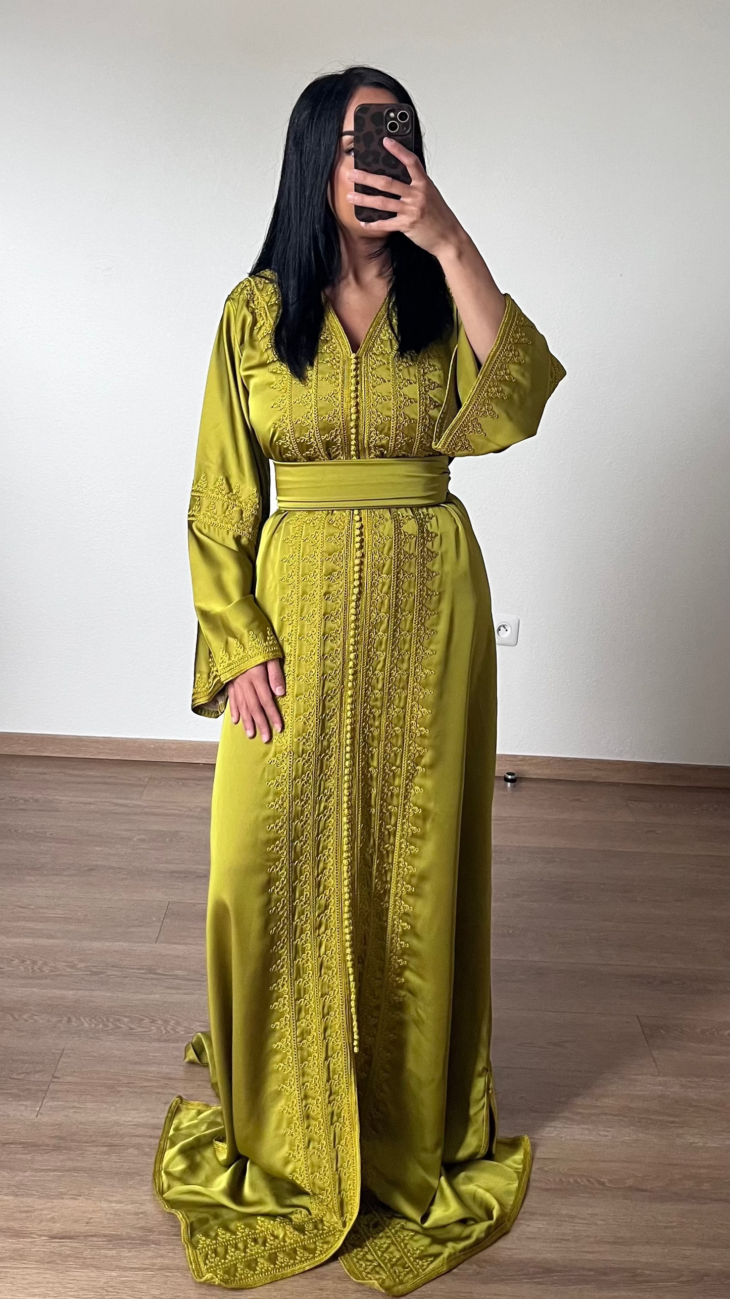 Caftan en drap de soie brodé vert