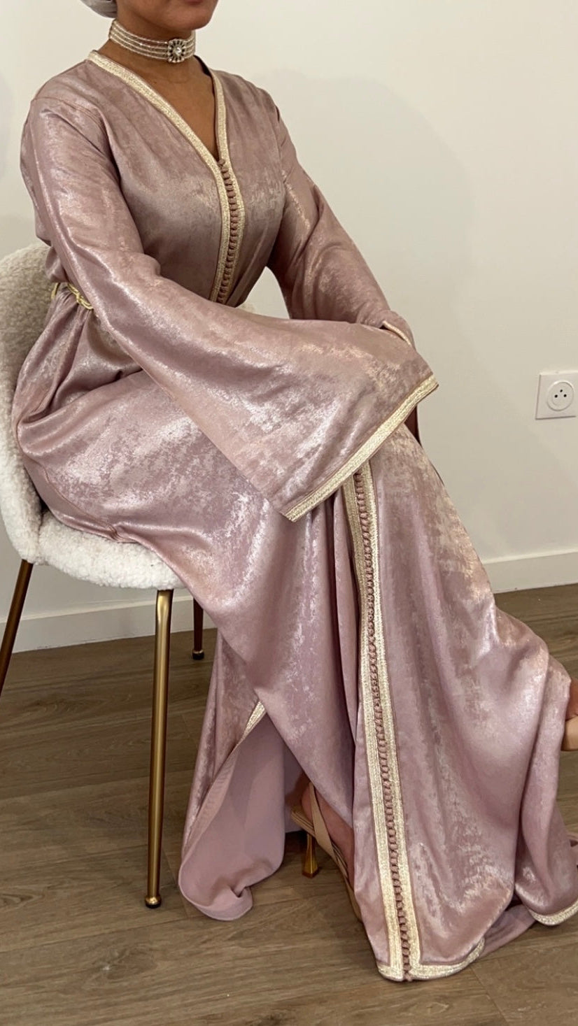 Caftan en lamé de soie rose