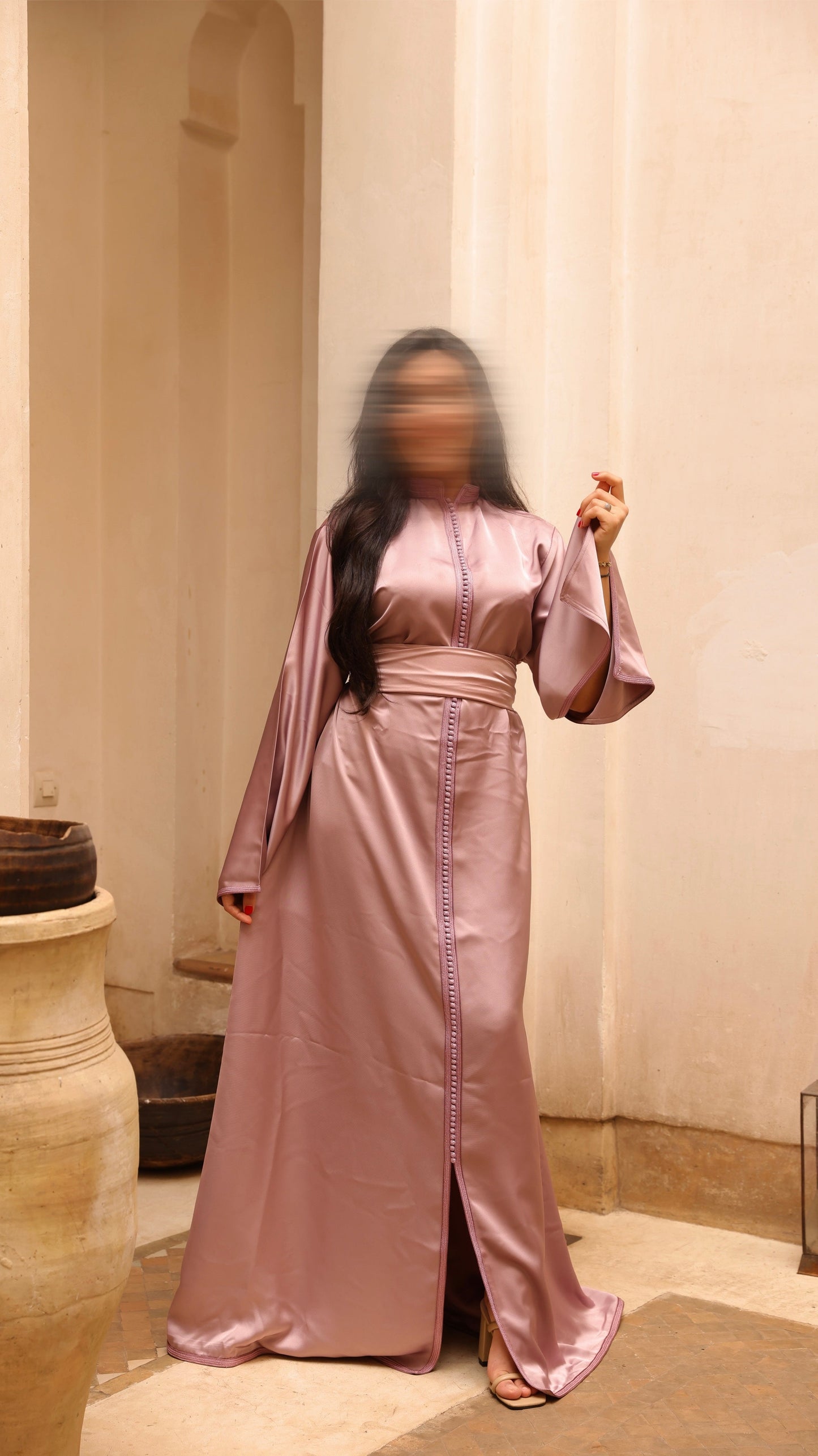 Caftan en drap de soie rose