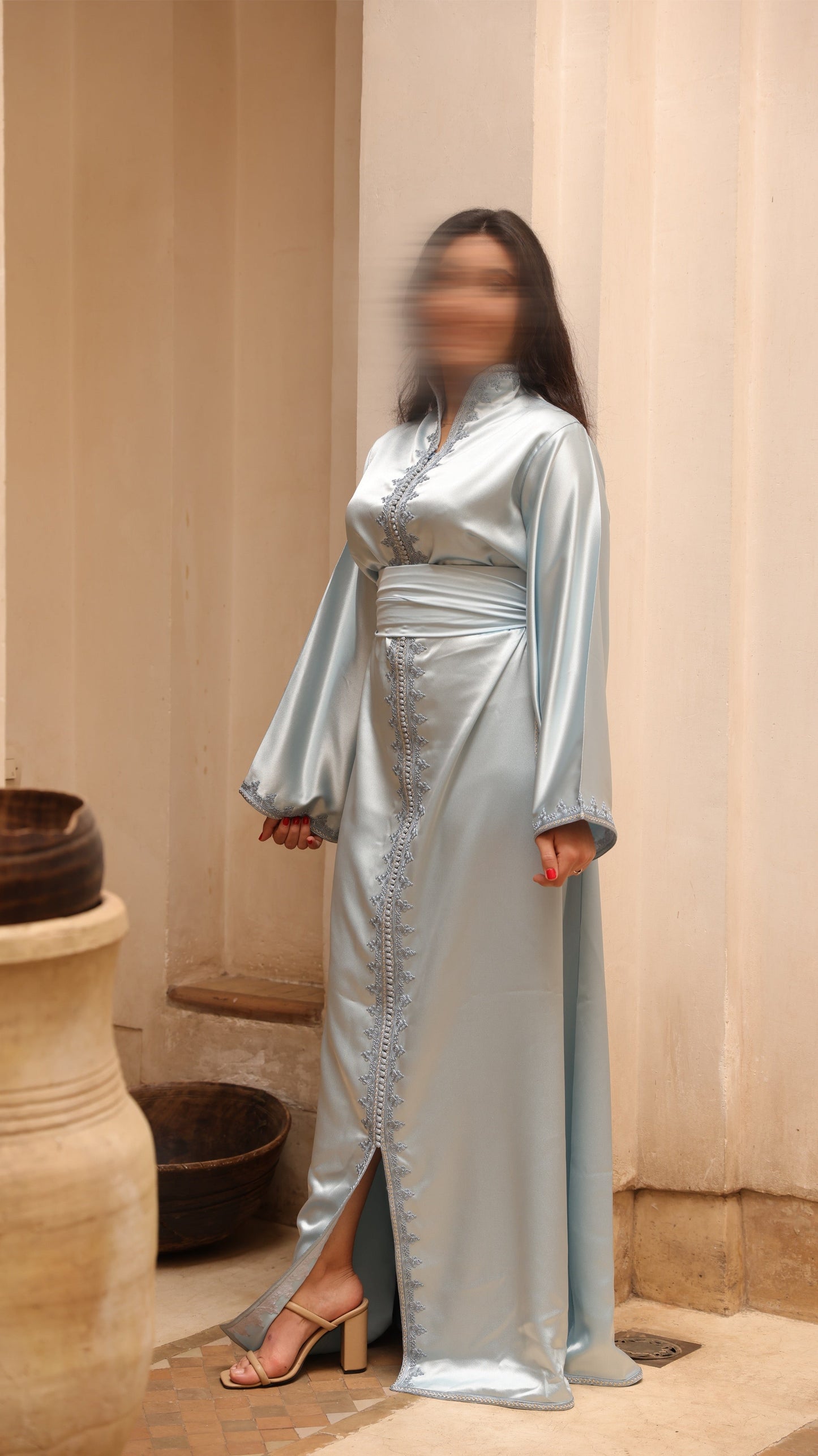 Caftan bleu brillant brodé