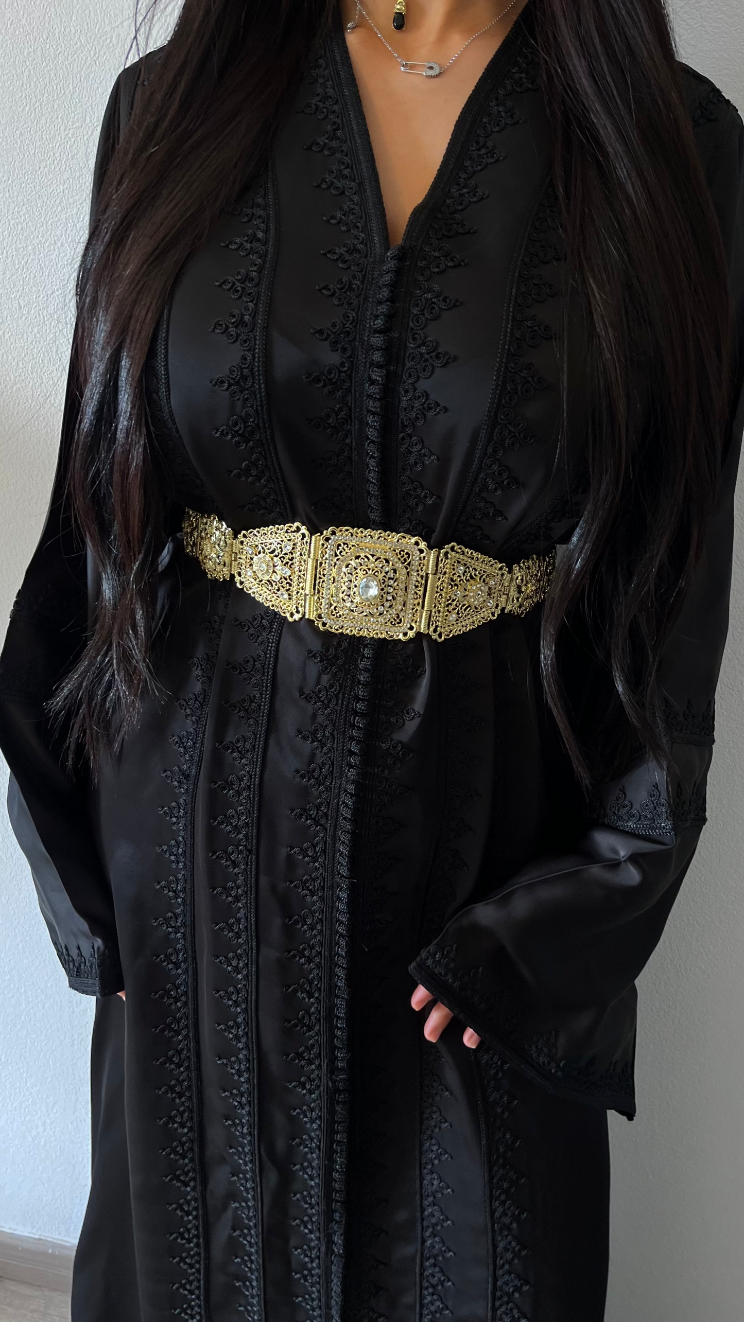 Caftan en drap de soie brodé noir