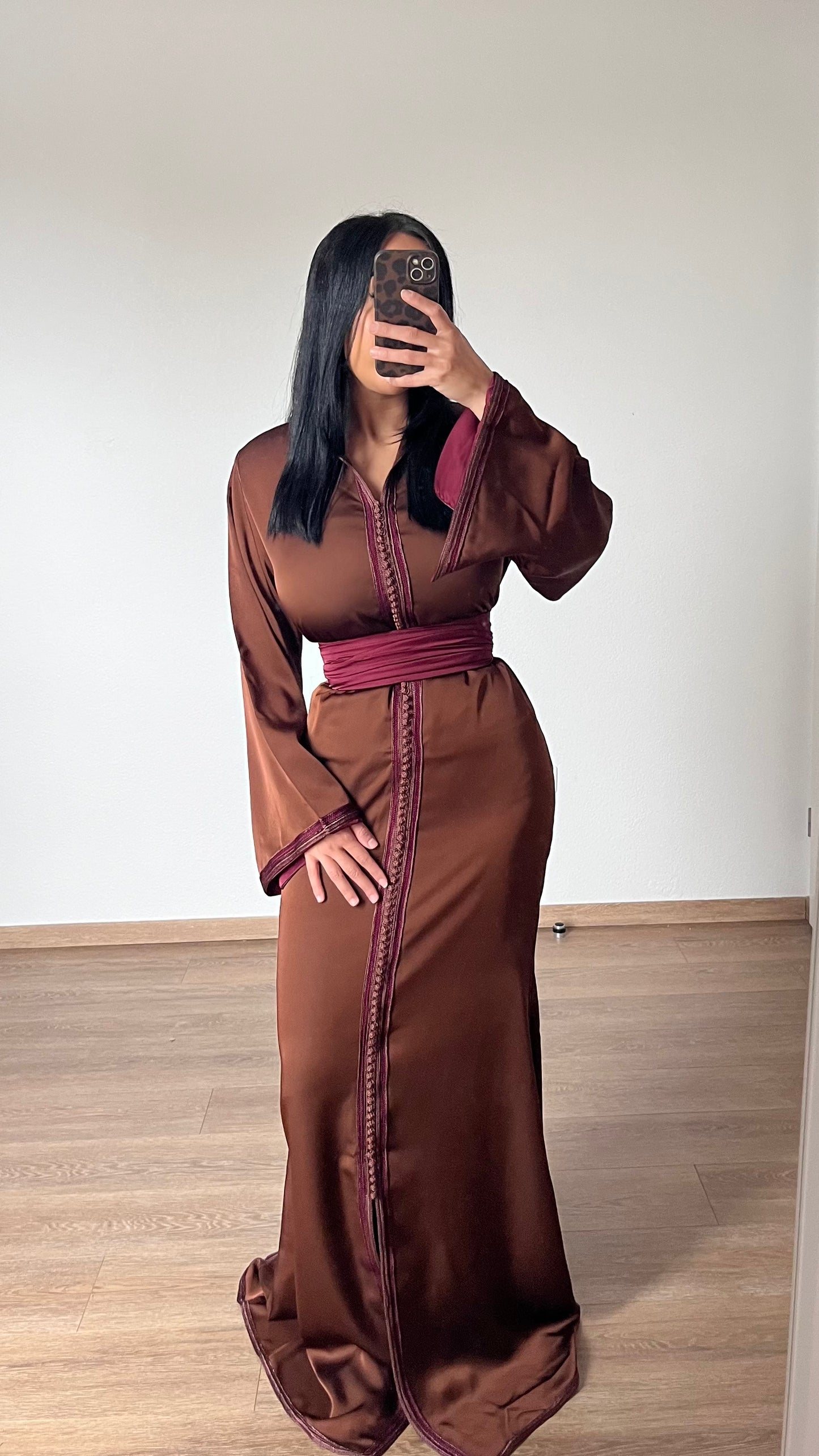 Caftan en satin marron