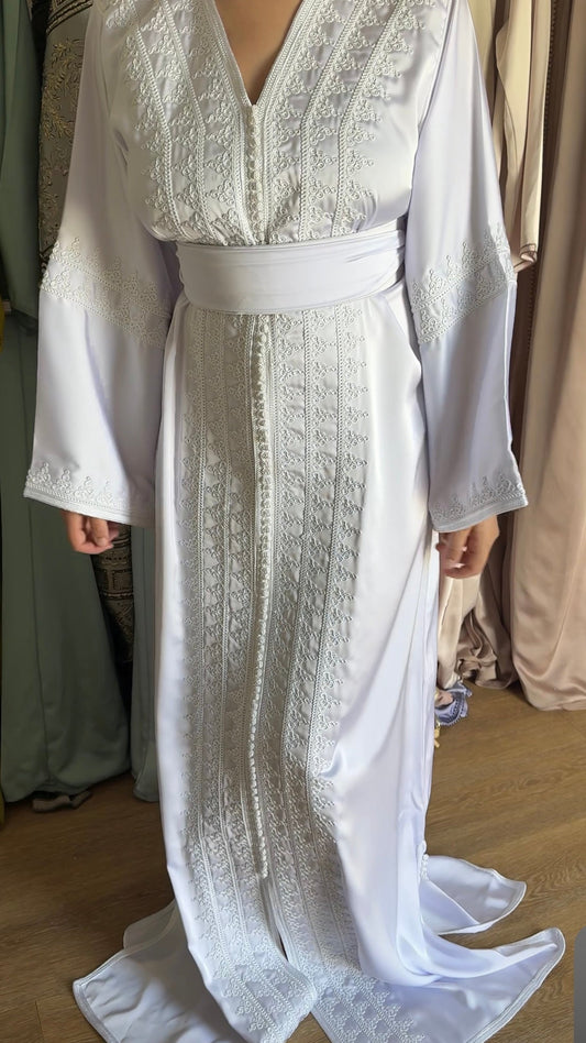 Caftan en drap de soie brodé blanc