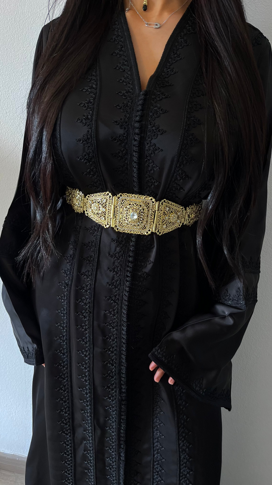 Caftan en drap de soie brodé noir